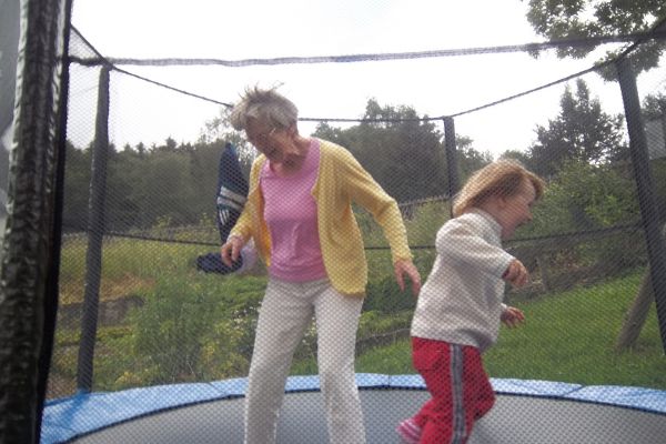 Das hüpfen auf unserem Trambolin macht richtig Spass