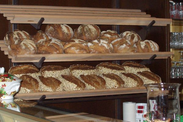 Unser Brotregal im Bauerncafe