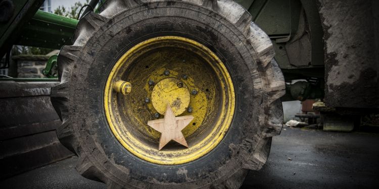 holz-trifft-auf-technik.jpg