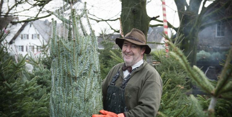 Bernward Lösse mit Weihnachtsbaum