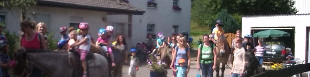 Buntes Treiben auf dem Ponyhof Isenburg Buntes Treiben auf dem Ponyhof Isenburg