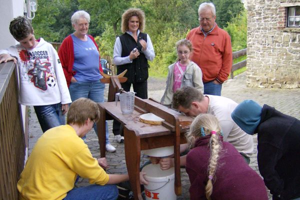 Lustiges melken an unserer Holzkuh Herta