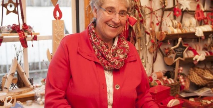 engel-im-holzlaedchen .jpg